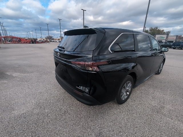 2024 Toyota Sienna LE