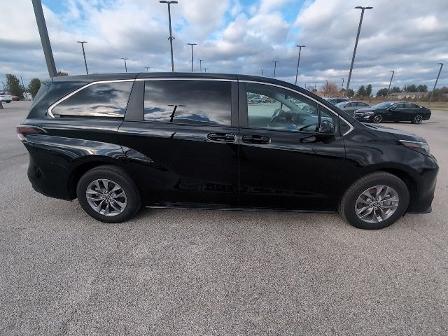 2024 Toyota Sienna LE