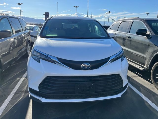 2024 Toyota Sienna LE