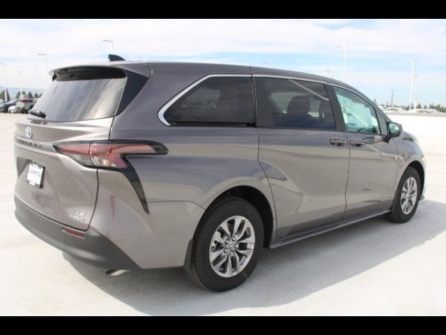 2024 Toyota Sienna LE