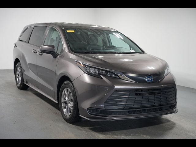 2024 Toyota Sienna LE