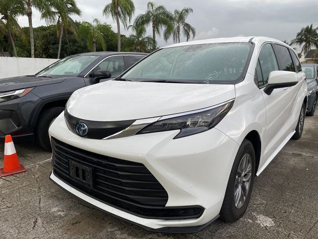 2024 Toyota Sienna LE