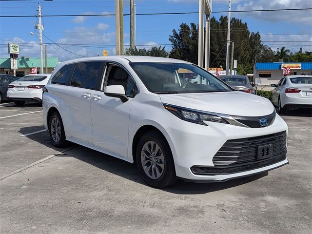 2024 Toyota Sienna LE