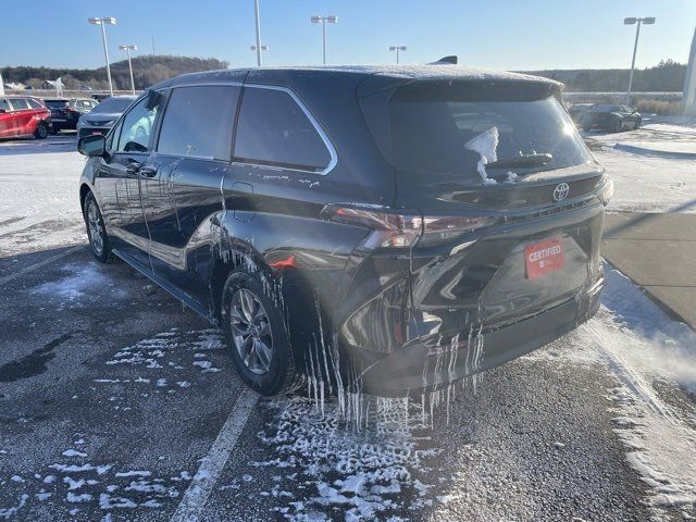 2024 Toyota Sienna LE