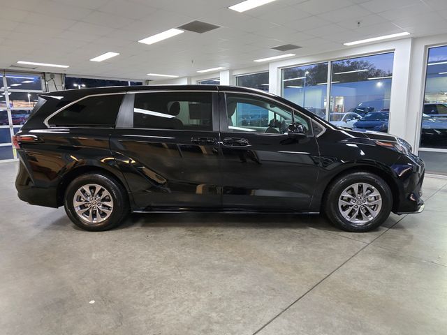 2024 Toyota Sienna LE