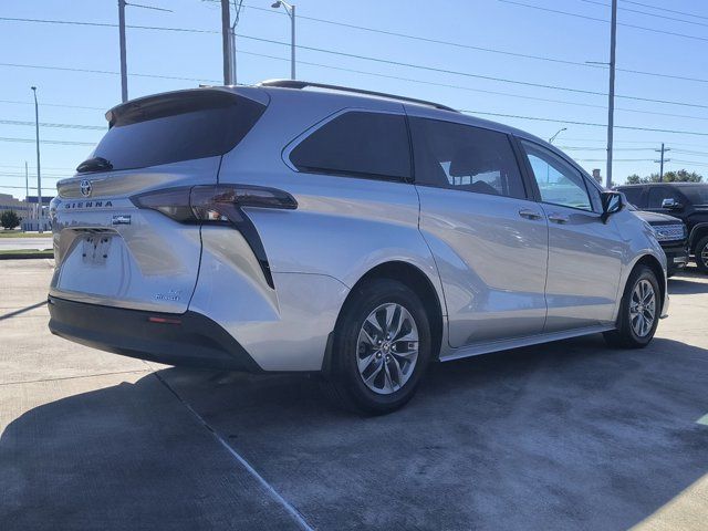 2024 Toyota Sienna LE