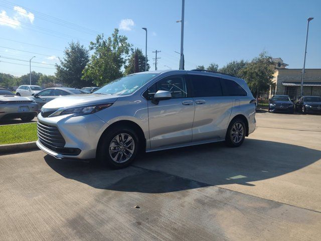 2024 Toyota Sienna LE