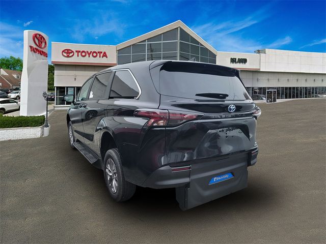 2024 Toyota Sienna LE