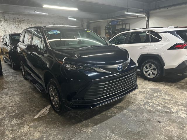 2024 Toyota Sienna LE