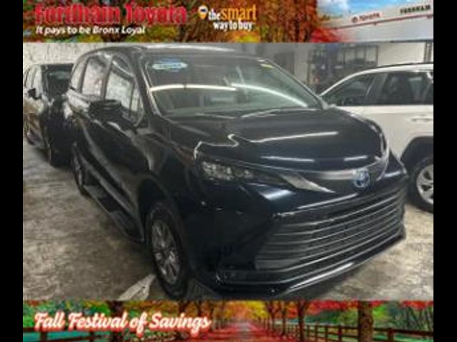 2024 Toyota Sienna LE