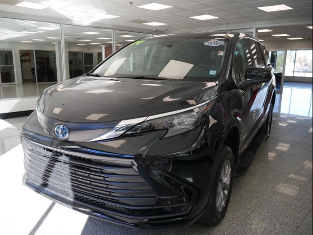 2024 Toyota Sienna LE