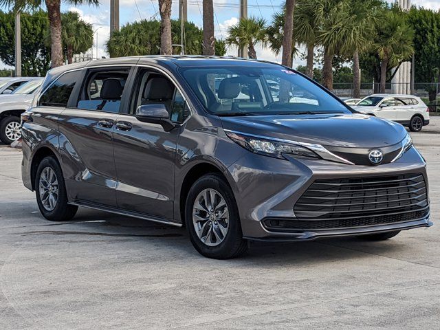 2024 Toyota Sienna LE