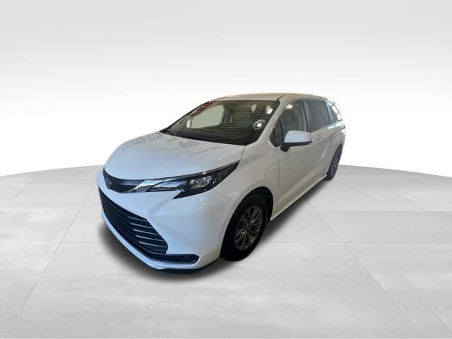 2024 Toyota Sienna LE