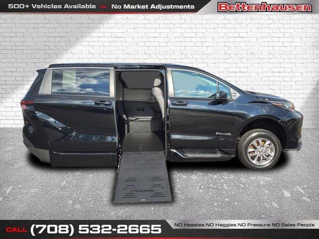 2024 Toyota Sienna LE