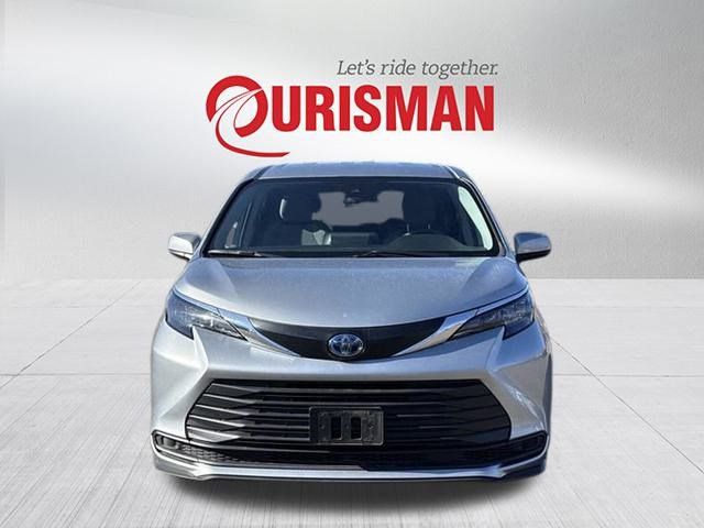 2024 Toyota Sienna LE