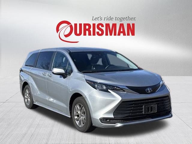 2024 Toyota Sienna LE