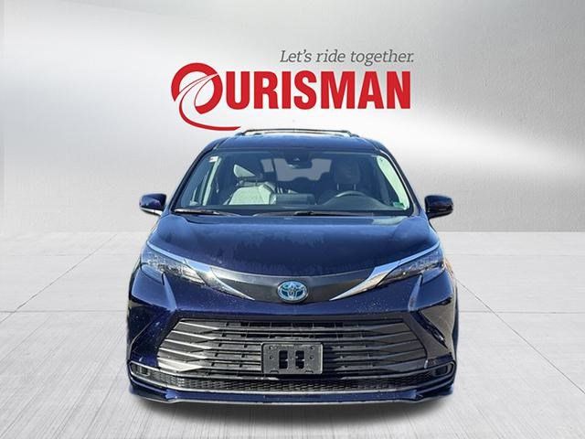 2024 Toyota Sienna LE