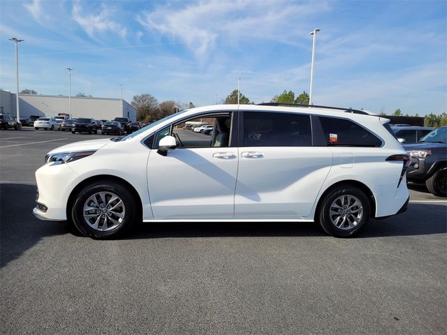 2024 Toyota Sienna LE