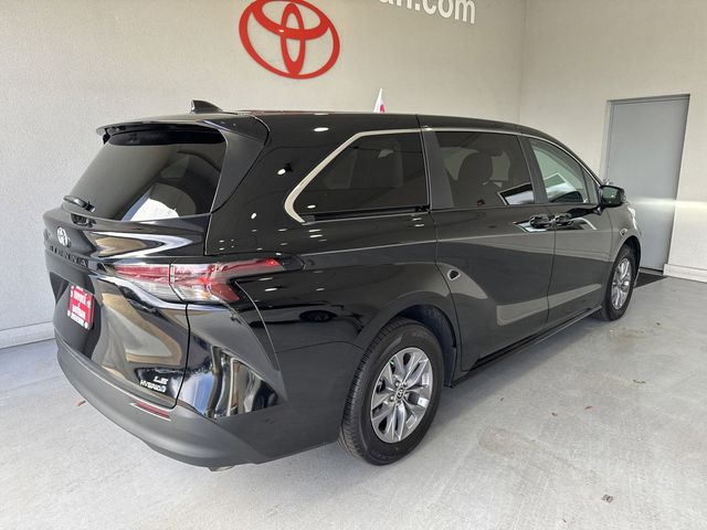 2024 Toyota Sienna LE