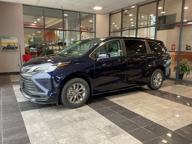 2024 Toyota Sienna LE