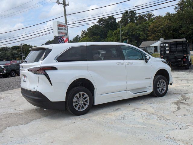 2024 Toyota Sienna LE