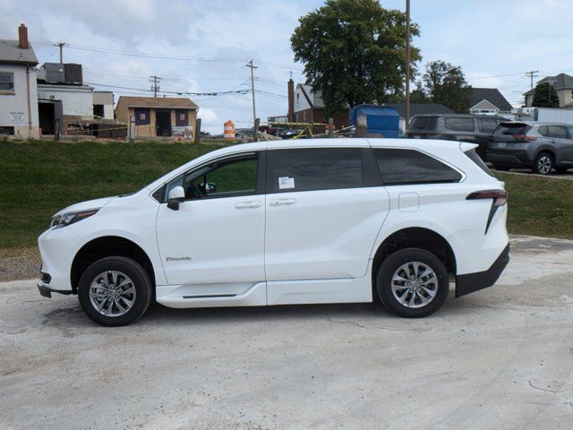 2024 Toyota Sienna LE