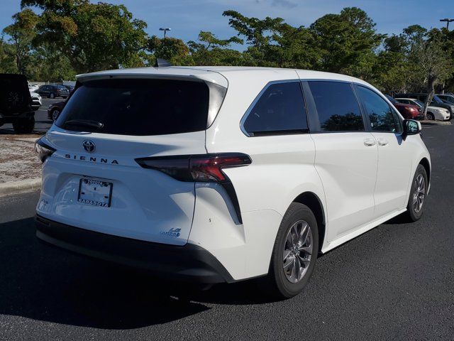 2024 Toyota Sienna LE