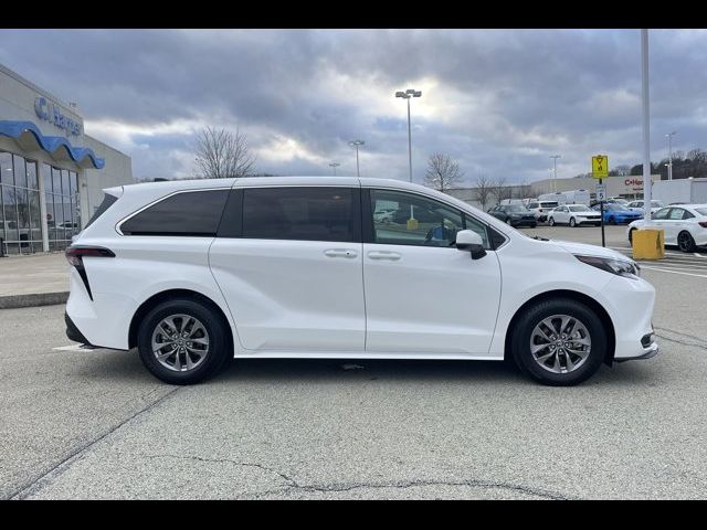 2024 Toyota Sienna LE