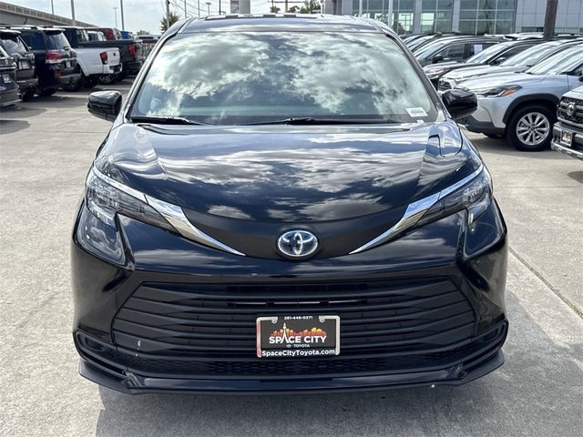 2024 Toyota Sienna LE