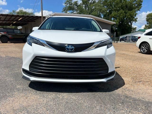 2024 Toyota Sienna LE