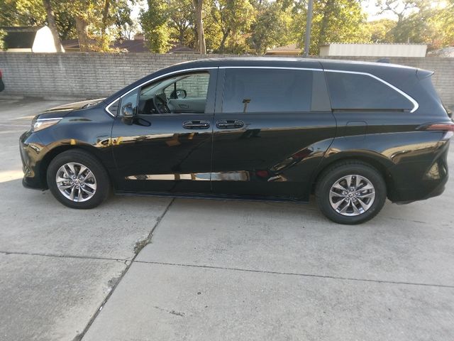 2024 Toyota Sienna LE