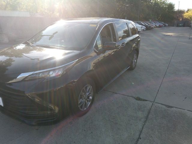 2024 Toyota Sienna LE