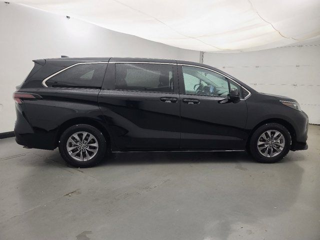 2024 Toyota Sienna LE