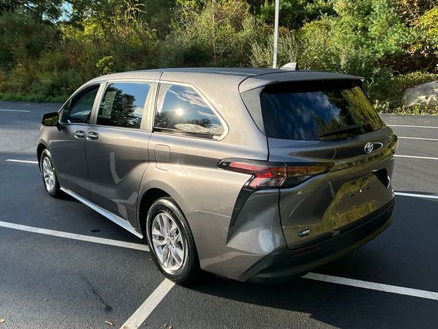 2024 Toyota Sienna LE