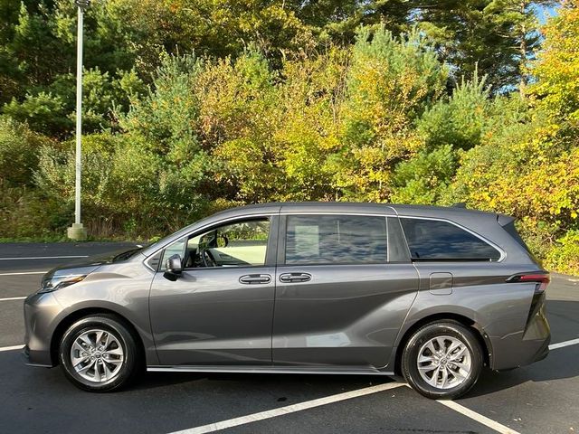 2024 Toyota Sienna LE