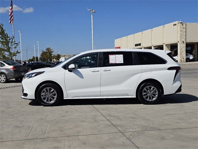 2024 Toyota Sienna LE