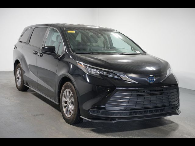 2024 Toyota Sienna LE