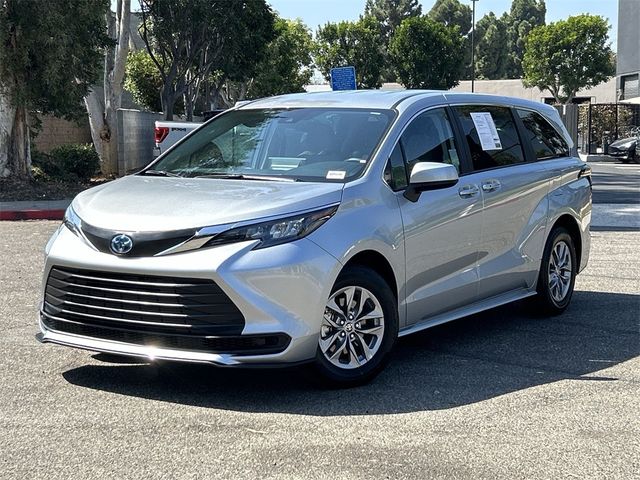 2024 Toyota Sienna LE