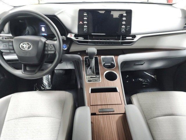 2024 Toyota Sienna LE