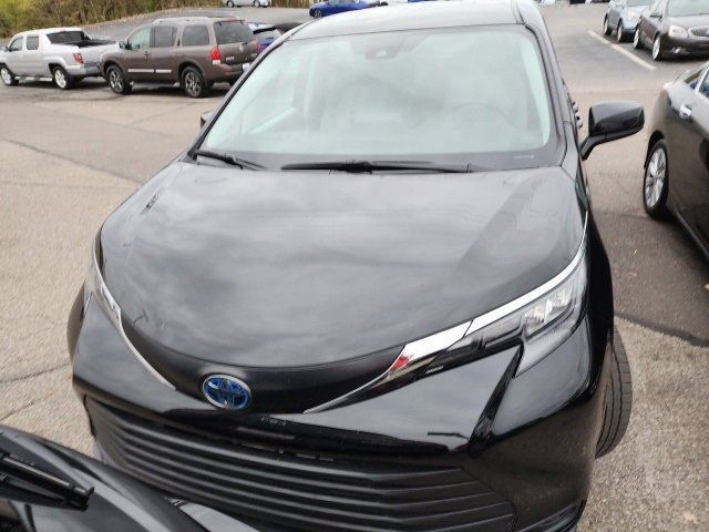 2024 Toyota Sienna LE