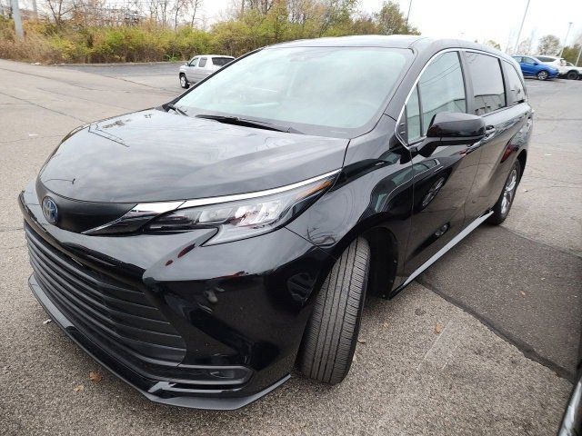 2024 Toyota Sienna LE