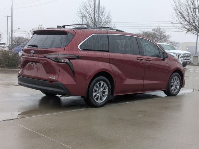 2024 Toyota Sienna LE