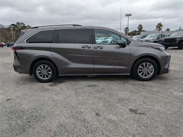 2024 Toyota Sienna LE