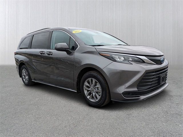 2024 Toyota Sienna LE