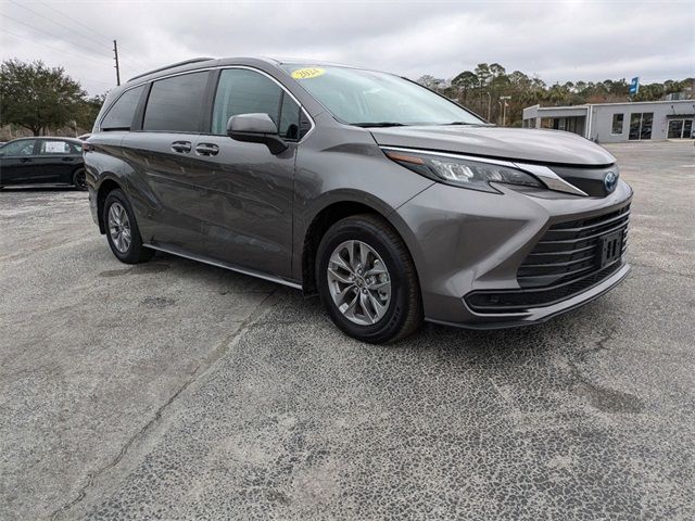 2024 Toyota Sienna LE