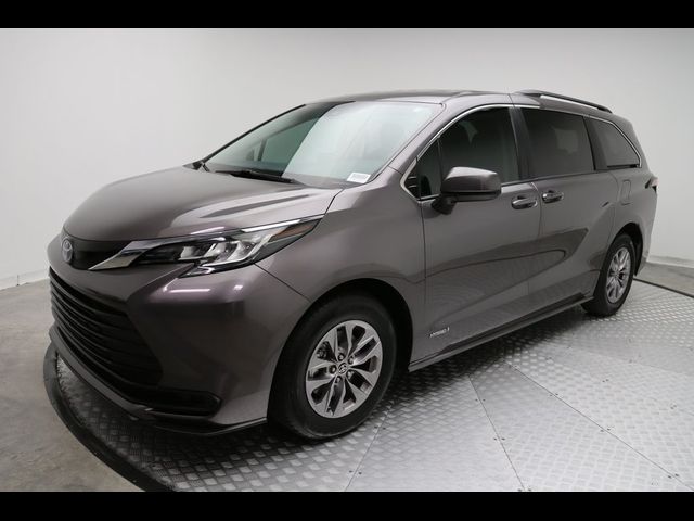 2024 Toyota Sienna LE