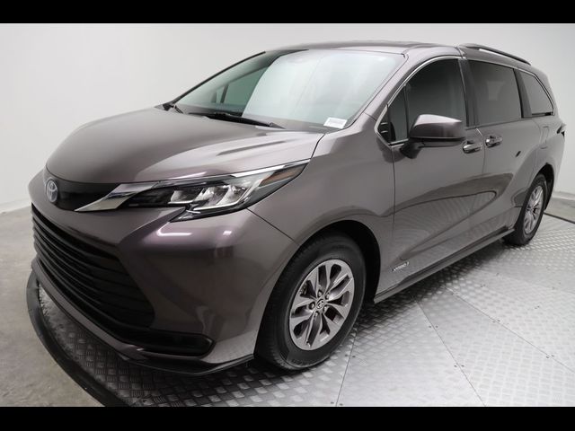 2024 Toyota Sienna LE