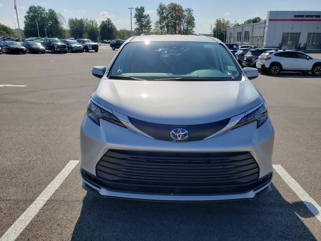 2024 Toyota Sienna LE