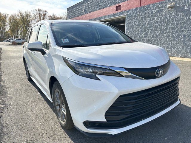 2024 Toyota Sienna LE