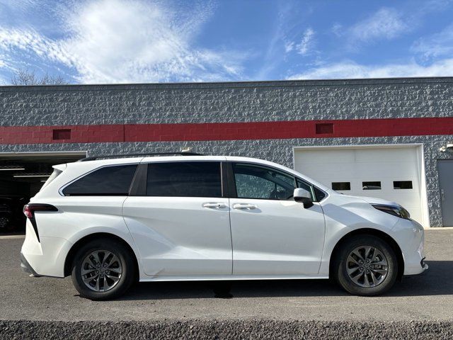 2024 Toyota Sienna LE